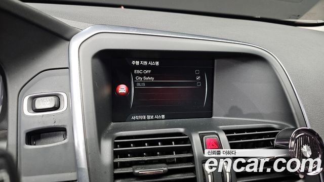 Volvo XC60 2016 — photo 16