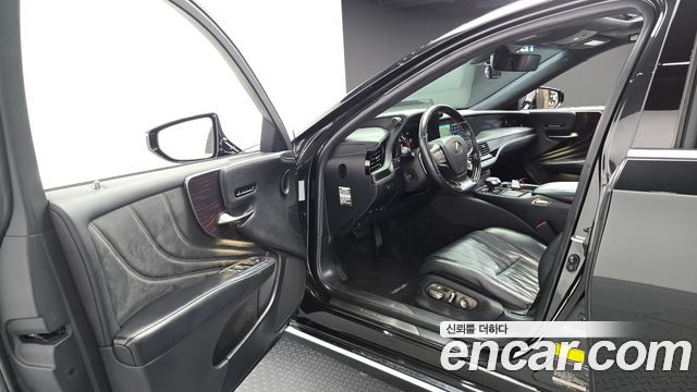 Lexus LS 2019 — photo 10