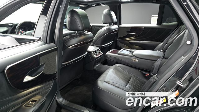 Lexus LS 2019 — photo 11