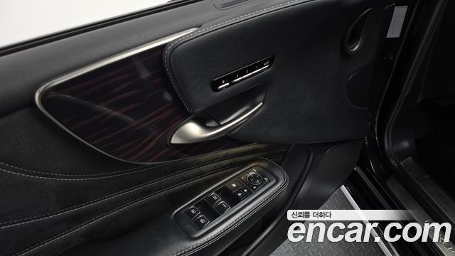 Lexus LS 2019 — photo 19