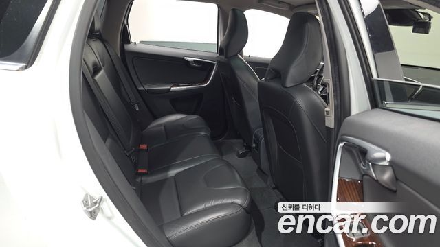 Volvo XC60 2017 — photo 12