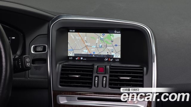 Volvo XC60 2017 — photo 14