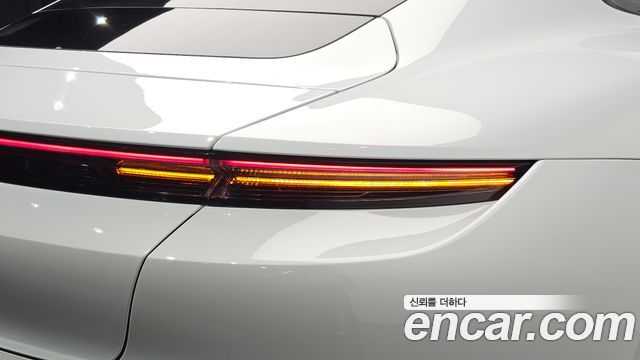 Porsche Taycan 2023 — photo 9