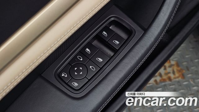 Porsche Taycan 2023 — photo 33