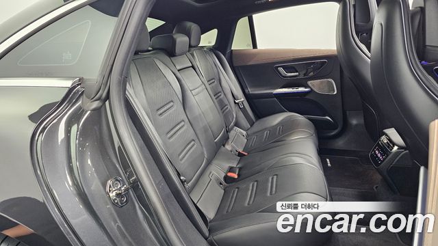 Mercedes-Benz EQE 2023 — photo 17