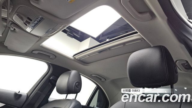 Mercedes-Benz C-Class 2018 — photo 17