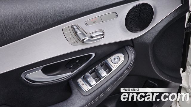 Mercedes-Benz C-Class 2018 — photo 19