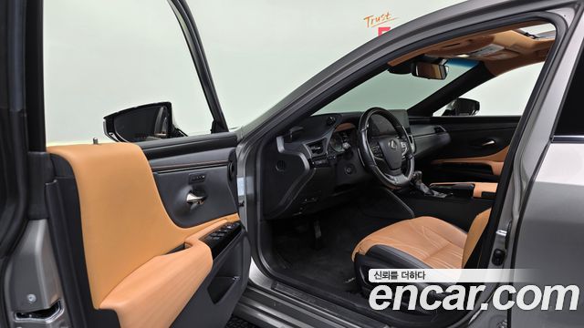 Lexus ES 2022 — photo 13
