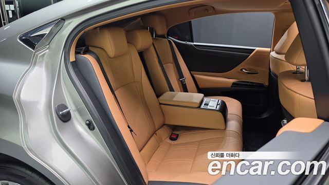 Lexus ES 2022 — photo 17