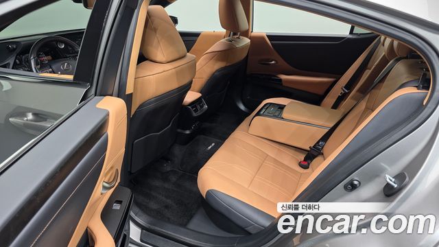 Lexus ES 2022 — photo 18