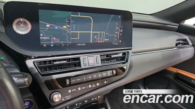 Lexus ES 2022 — photo 20