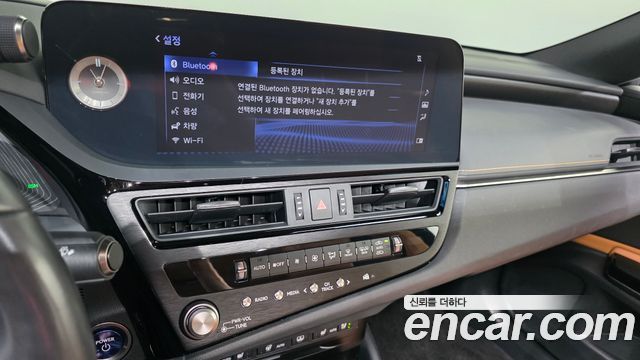 Lexus ES 2022 — photo 21