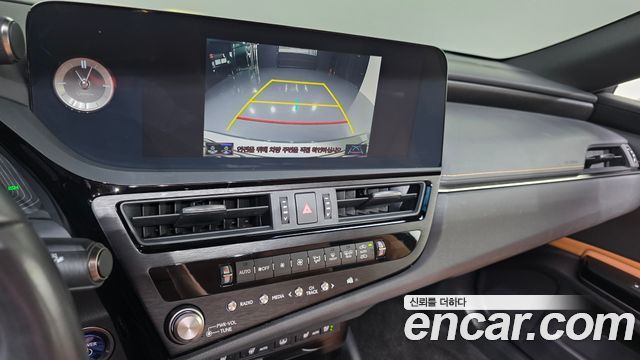 Lexus ES 2022 — photo 23