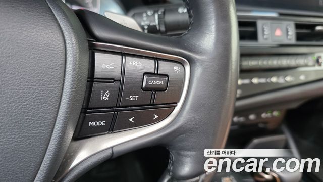 Lexus ES 2022 — photo 25