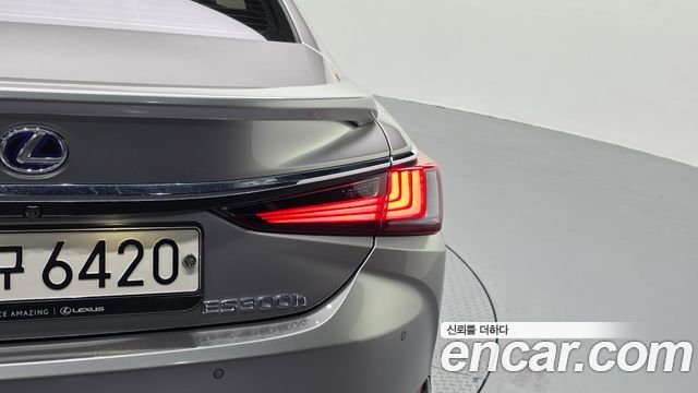 Lexus ES 2022 — photo 9