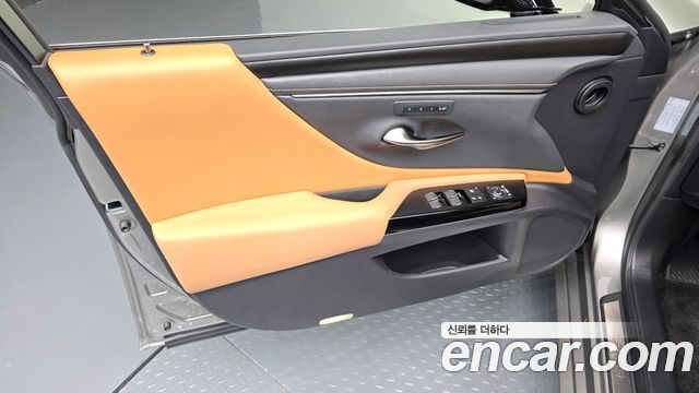 Lexus ES 2022 — photo 14