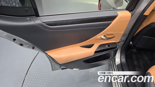 Lexus ES 2022 — photo 15