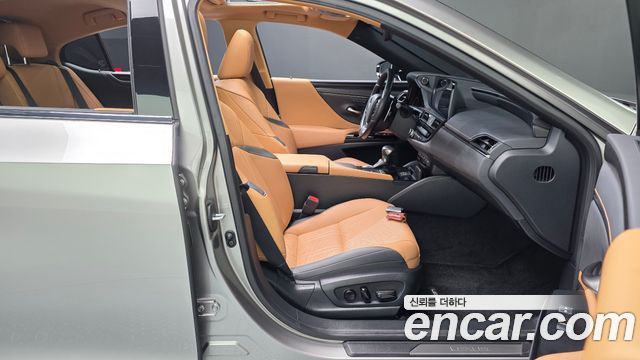 Lexus ES 2022 — photo 16