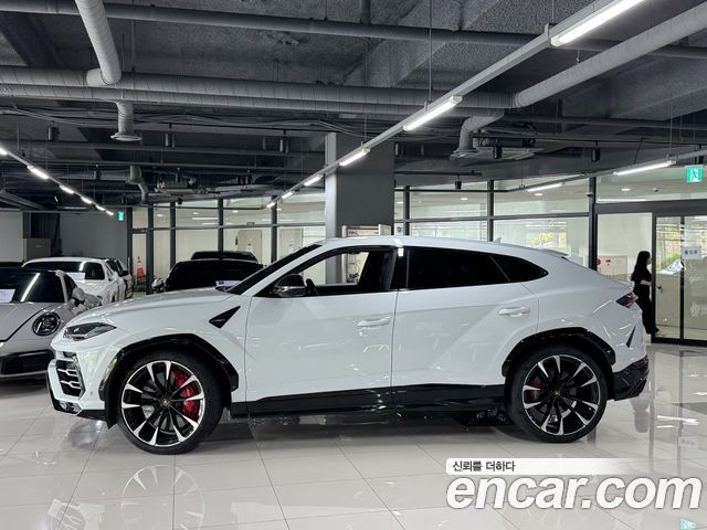 Lamborghini Urus 2021 — photo 2