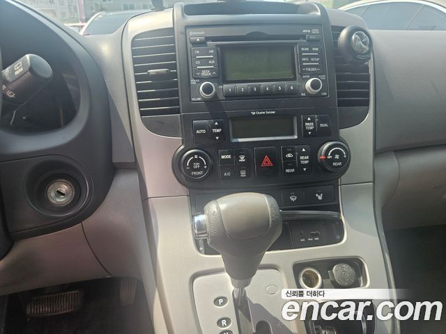 Kia Canival 2012 — photo 2