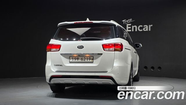 Kia Canival 2015 — photo 4