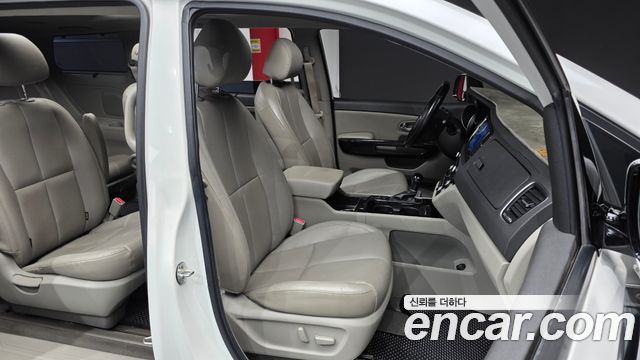 Kia Canival 2015 — photo 12