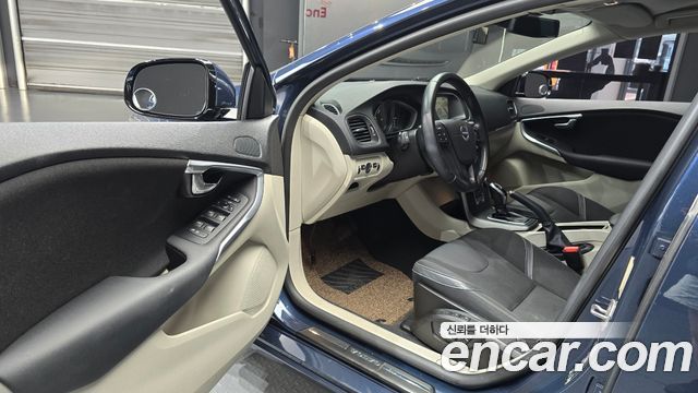 Volvo V40 2014 — photo 10