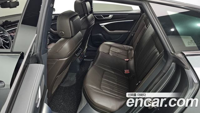 Audi A7 2021 — photo 17