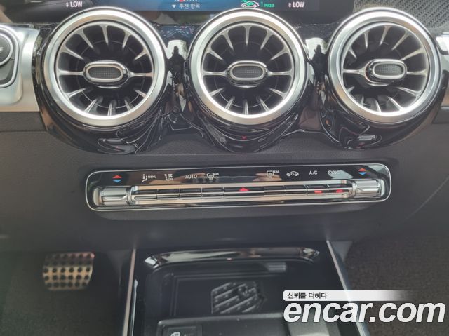 Mercedes-Benz GLB-Class 2023 — photo 16