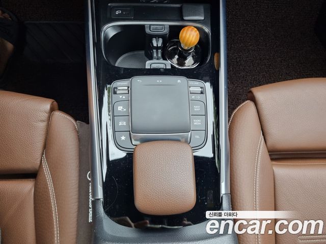 Mercedes-Benz GLB-Class 2023 — photo 17