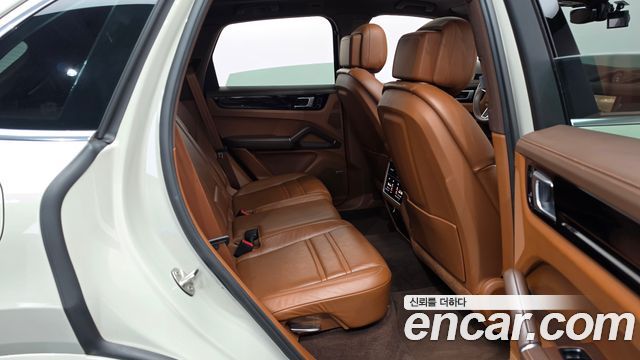 Porsche Cayenne 2021 — photo 17