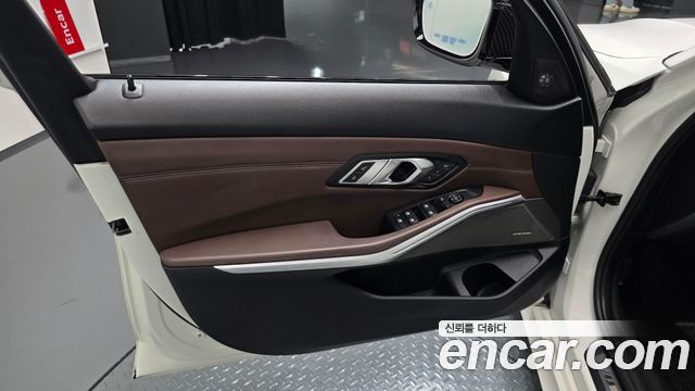 BMW 3-Series 2019 — photo 14
