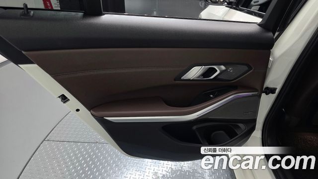 BMW 3-Series 2019 — photo 15
