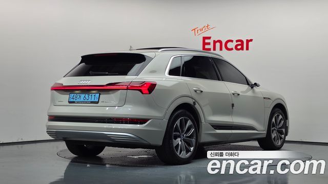Audi e-tron 2020 — photo 2