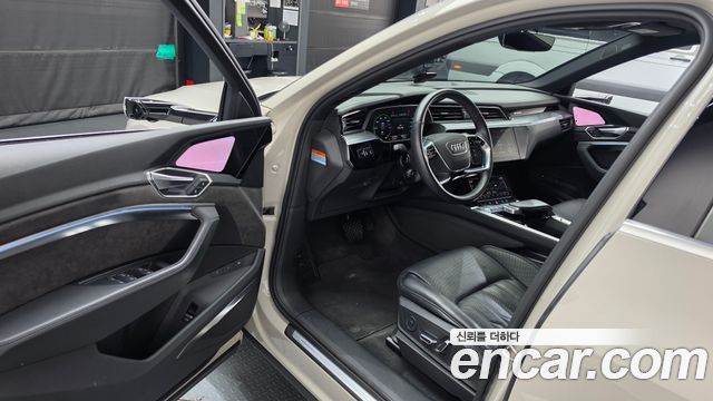 Audi e-tron 2020 — photo 13