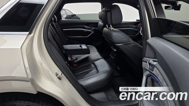 Audi e-tron 2020 — photo 17
