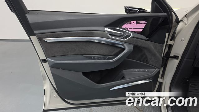 Audi e-tron 2020 — photo 14