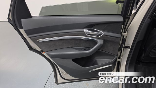 Audi e-tron 2020 — photo 15