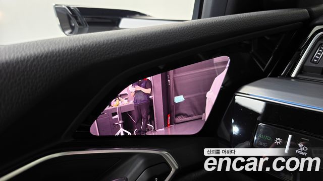 Audi e-tron 2020 — photo 32