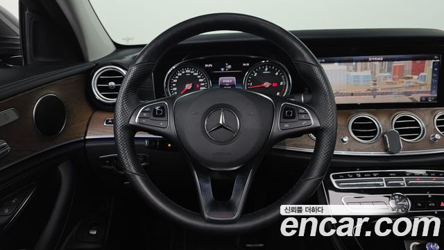 Mercedes-Benz E-Class 2018 — photo 18