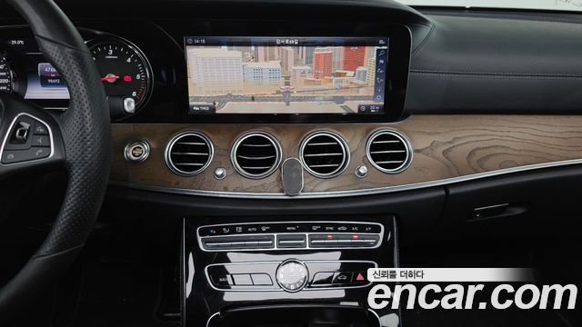Mercedes-Benz E-Class 2018 — photo 19