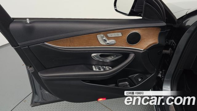 Mercedes-Benz E-Class 2018 — photo 14