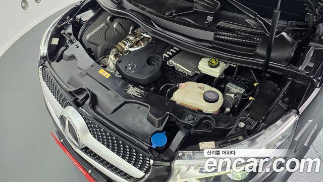 Mercedes-Benz V-Class 2021 — photo 6