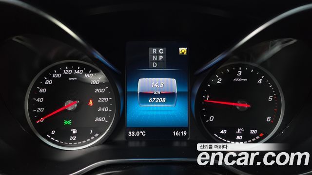Mercedes-Benz V-Class 2021 — photo 11