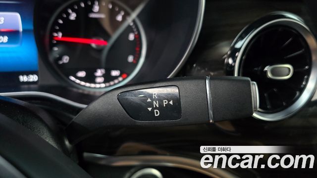Mercedes-Benz V-Class 2021 — photo 12