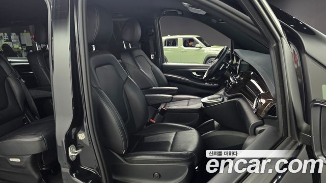 Mercedes-Benz V-Class 2021 — photo 13
