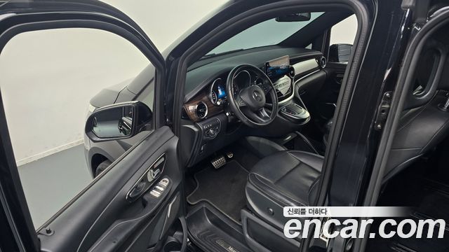 Mercedes-Benz V-Class 2021 — photo 17