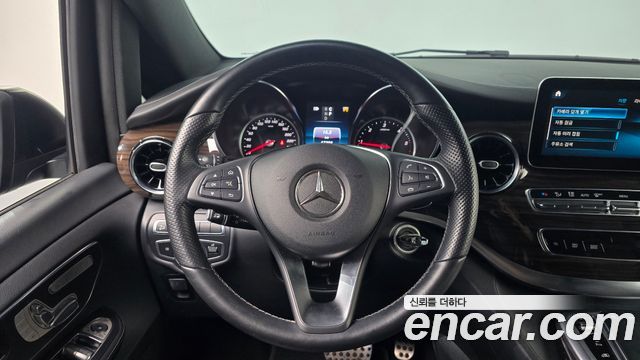 Mercedes-Benz V-Class 2021 — photo 19