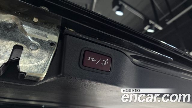 Mercedes-Benz V-Class 2021 — photo 24