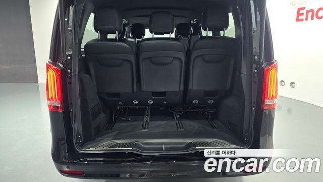 Mercedes-Benz V-Class 2021 — photo 25